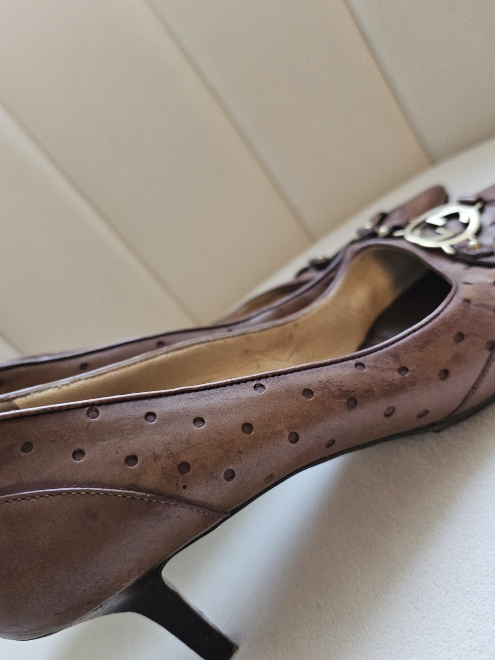 Gucci Vintage Tan Leather Pointed-Toe Kitten Heels with Gold Logo - Picture 9 of 14